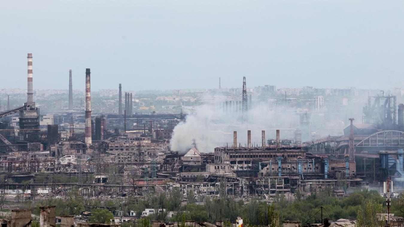 <p>Ukrainische Kämpfer haben russischen Truppen einen Bruch der vereinbarten Waffenruhe zur Evakuierung von Zivilisten aus dem Stahlwerk Azovstal vorgeworfen.</p>