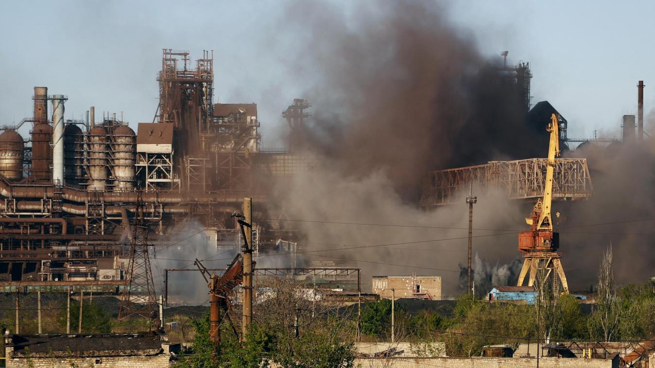 <p>Rauch steigt während des Beschusses aus dem Stahlwerk Azovstal in Mariupol auf. Laut ukrainischen Behörden könnte es nach einem Luftangriff auf eine Schule in Luhansk bis zu 60 Tote geben.</p>