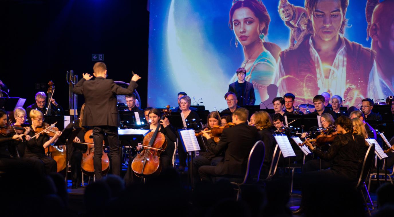 <p>Den ersten Teil des Konzertabends gestaltete das rund 50-köpfige Eastbelgica-Orchester unter Leitung von Simen Van Meensel.</p>
