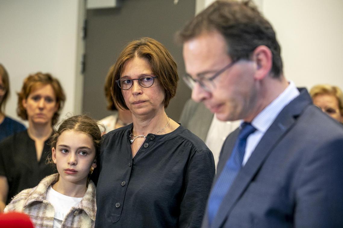 <p>Begleitet von Ehefrau und Tochter verkündete der flämische Gesundheitsminister Wouter Beke am Donnerstagabend im Rahmen einer Pressekonferenz seinen Rücktritt als Minister.</p>