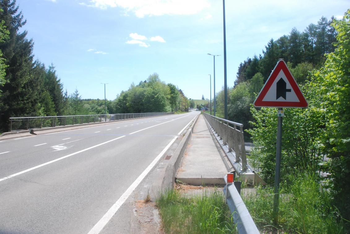 <p>Die Autobahn E 42 (Verviers-Prüm) überwindet die neue Trinkwassertransportleitung durch einen Schacht in der Brücke bei Dreihütten.</p>