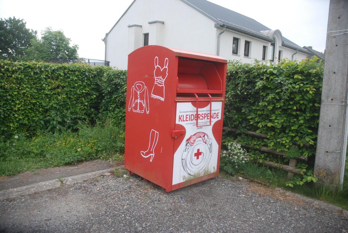 <p>Der Kleidercontainer des Roten Kreuzes an der Schule Kreuzberg in Thommen.</p>
