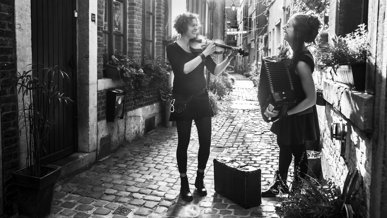 <p>La Valise besteht aus zwei Badjawes (wallonisch für Quasselstrippe), die ihre Leidenschaft für europäische und internationale Musik teilen.</p>