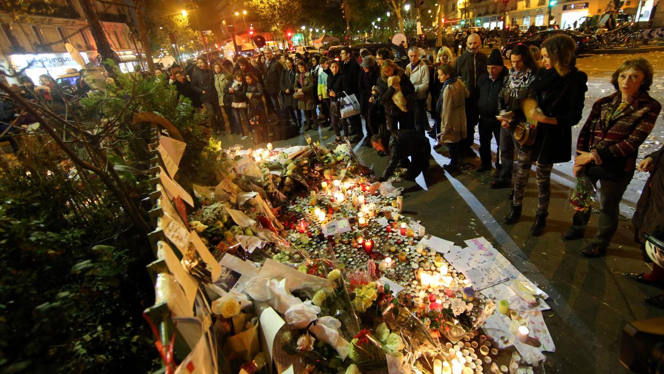 <p>Nach dem Anschlag: Trauernde Menschen haben vor dem Bataclan-Theater in der französischen Hauptstadt Paris Kerzen angezündet und Blumen niedergelegt.</p>