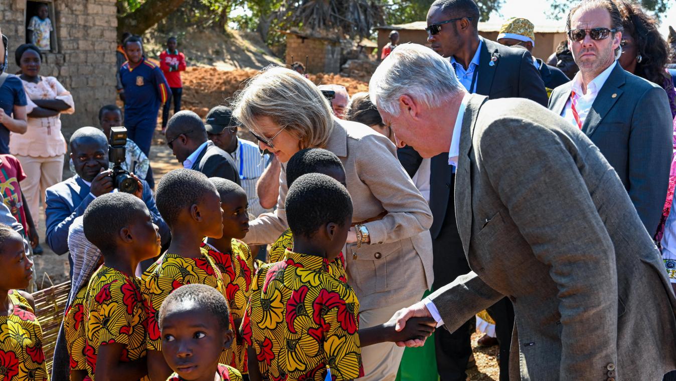 <p>Herzliche Begrüßung für König Philippe und Königin Mathilde in Katanga Dorf.</p>