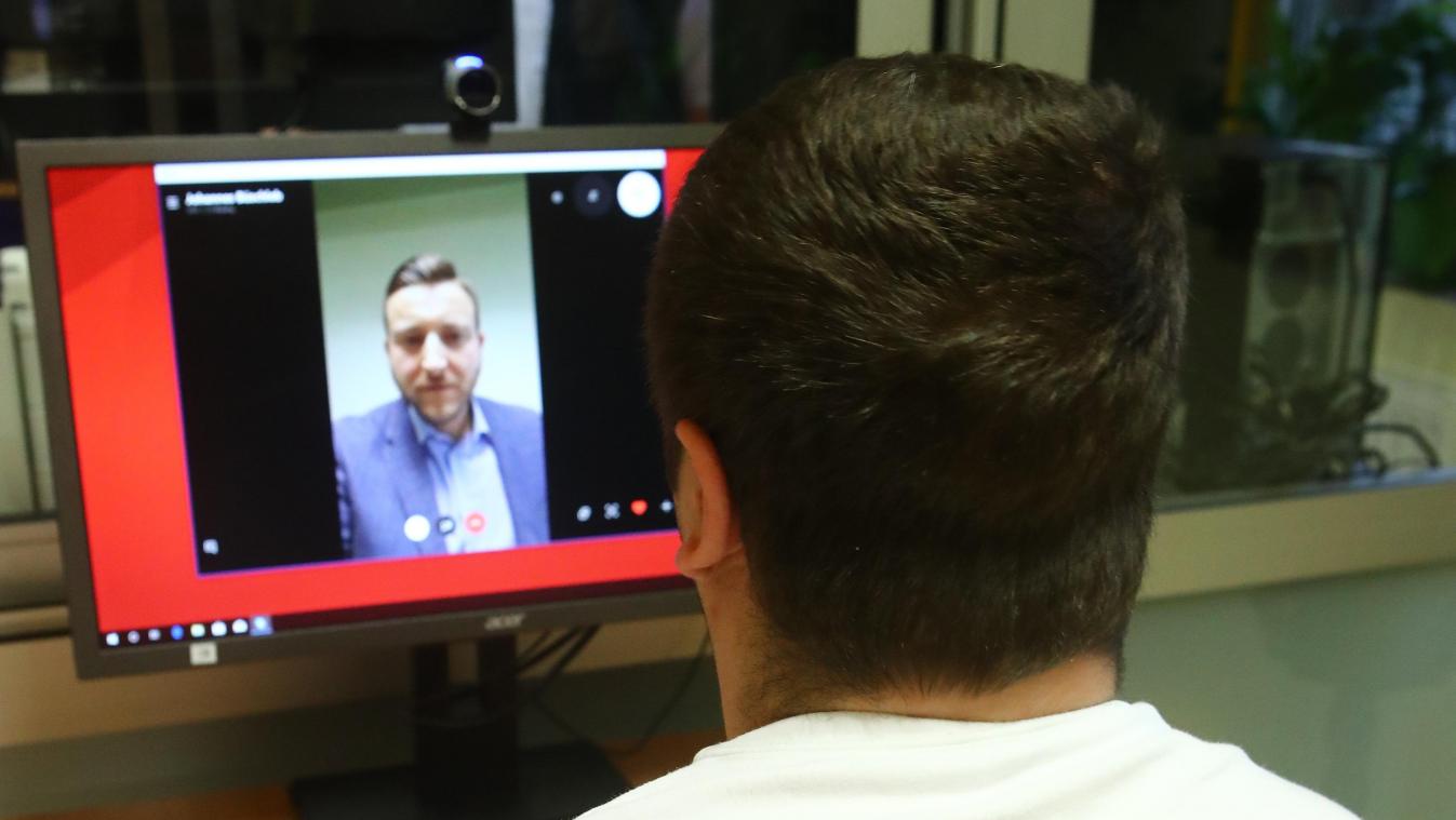 <p>Ein Strafgefangener spricht mit einem Justizbeamten über Skype in der Justizvollzugsanstalt Hohenleuben.</p>