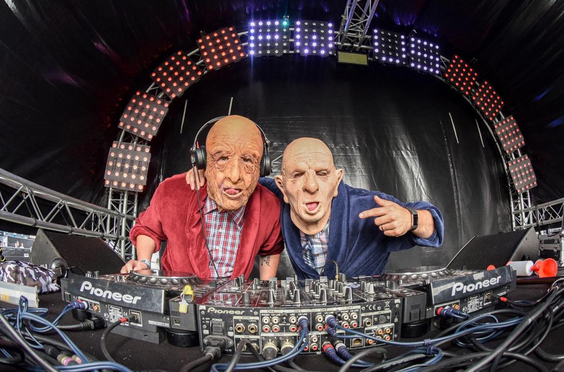<p>Papi Jumper verkauft sich als „das verrückteste und älteste Hard Dance DJ Duo“.</p>