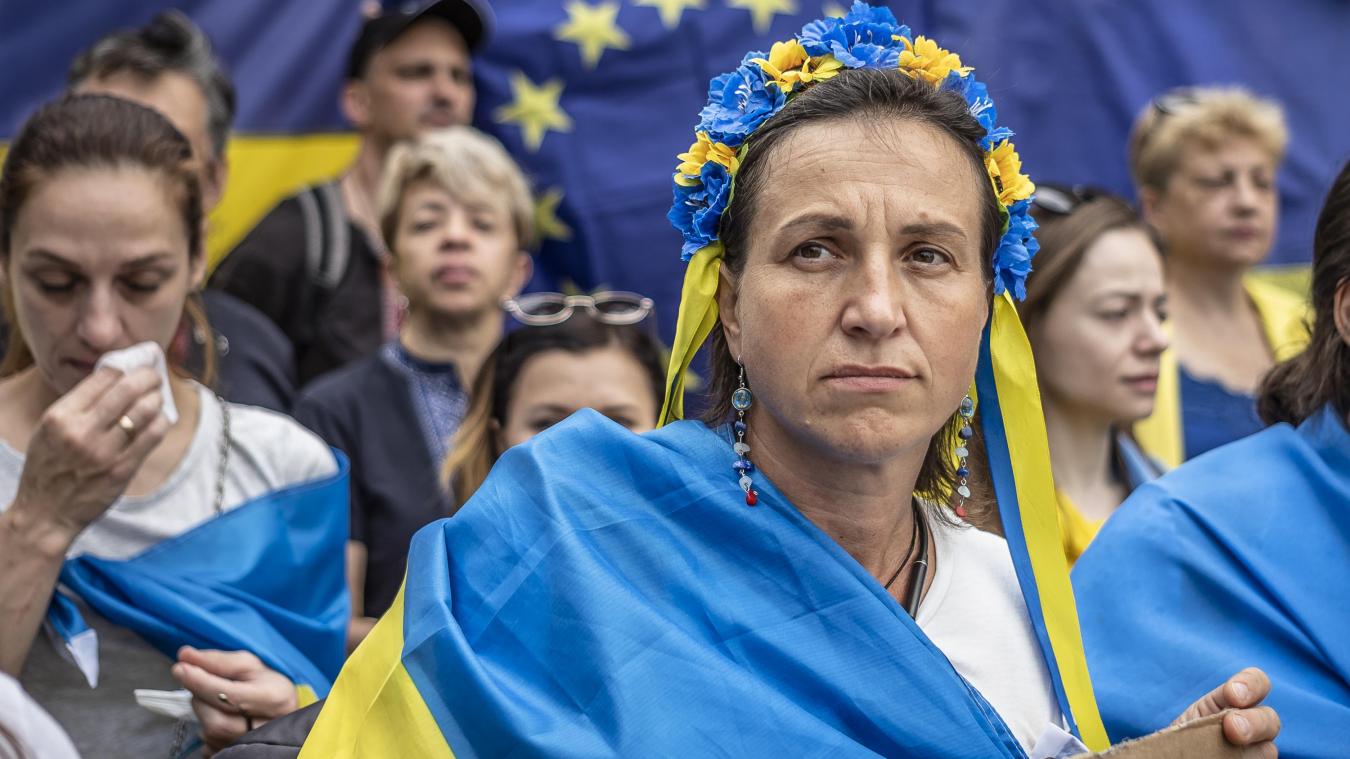<p>Ukrainer halten eine Kundgebung vor dem Sitz des Europäischen Rates ab. Die Demonstranten fordern der der Ukraine den Beitritt zur EU zu gewähren.</p>