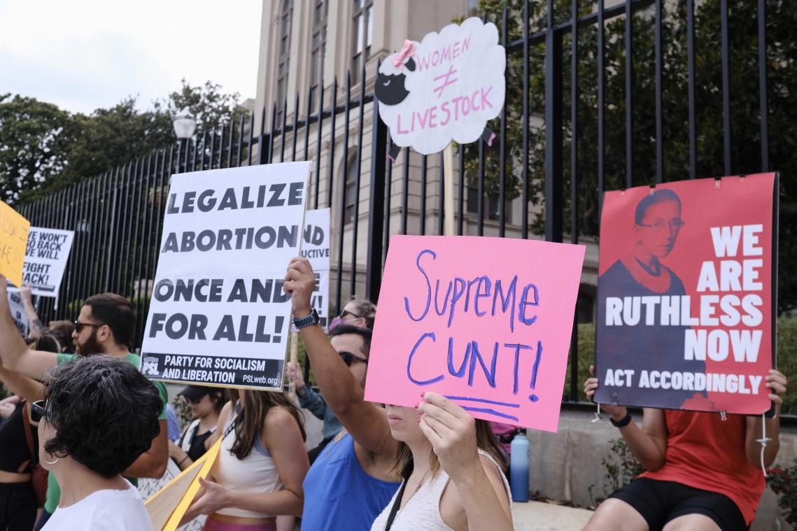 <p>Vielerorts gingen nicht nur Frauen auf die Straße, um gegen die Entscheidung des Supreme Court zu protestieren.</p>