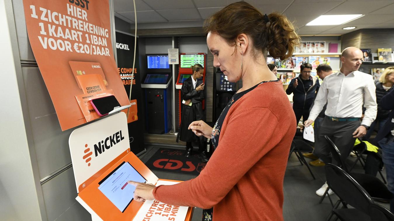 <p>Geldverrichtungen an einer Touchscreen-Säule in einem Zeitungsgeschäft</p>