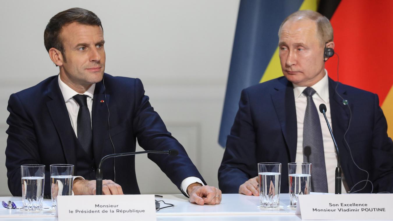 <p>Emmanuel Macron (links) und Wladimir Putin sitzen im Jahr 2019 auf zu gemeinsamen Pressekonferenz im Pariser Schloss Elysee.</p>