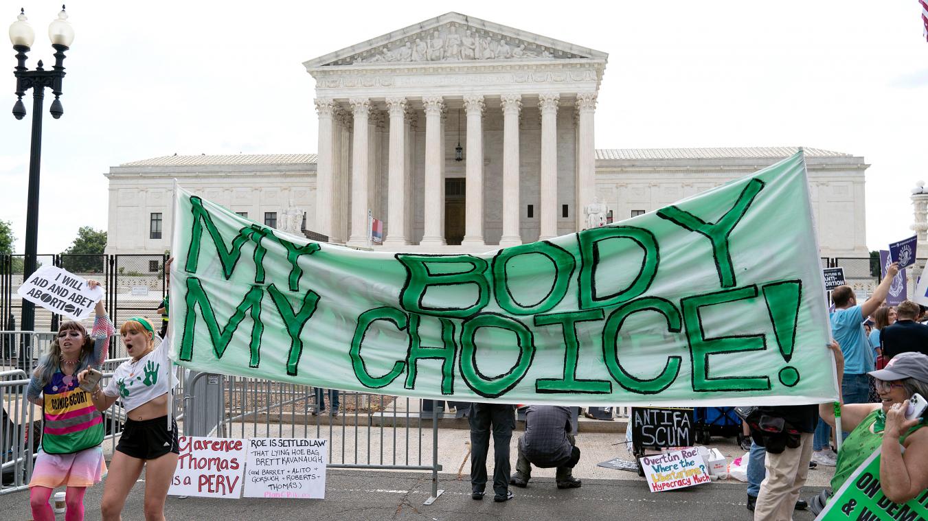 <p>„Mein Körper meine Entscheidung“: Abtreibungsbefürworter vor dem Gebäude des Obersten Gerichtshofs der USA.</p>