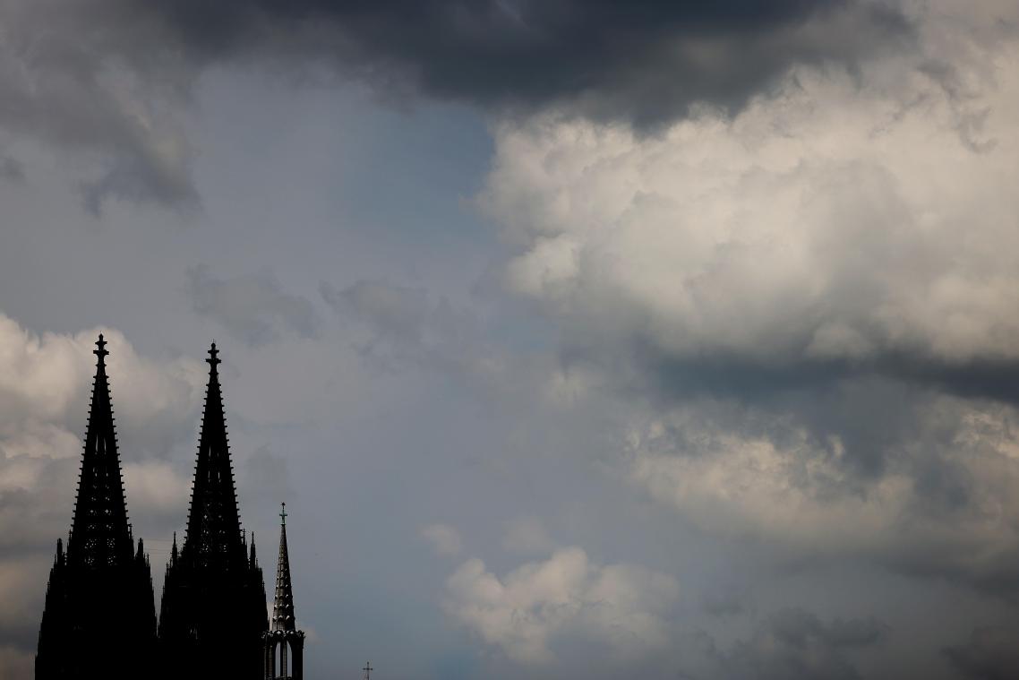 <p>Im Fall eines 2019 verstorbenen Pfarrers bittet das Erzbistum Köln mögliche Opfer um Mithilfe.</p>