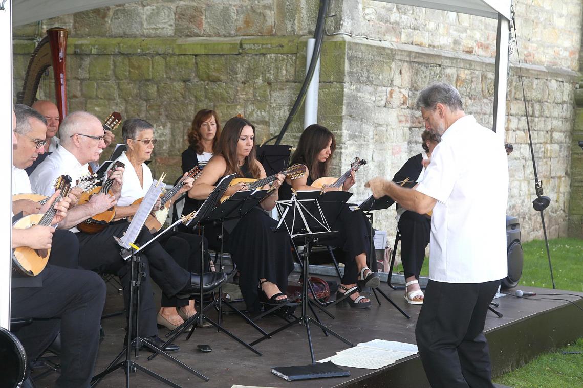 <p>Das Malmedyer Mandolinenorchester eröffnete den Reigen von „Les Estivales“ mit einem musikalischen Frühschoppen.</p>
