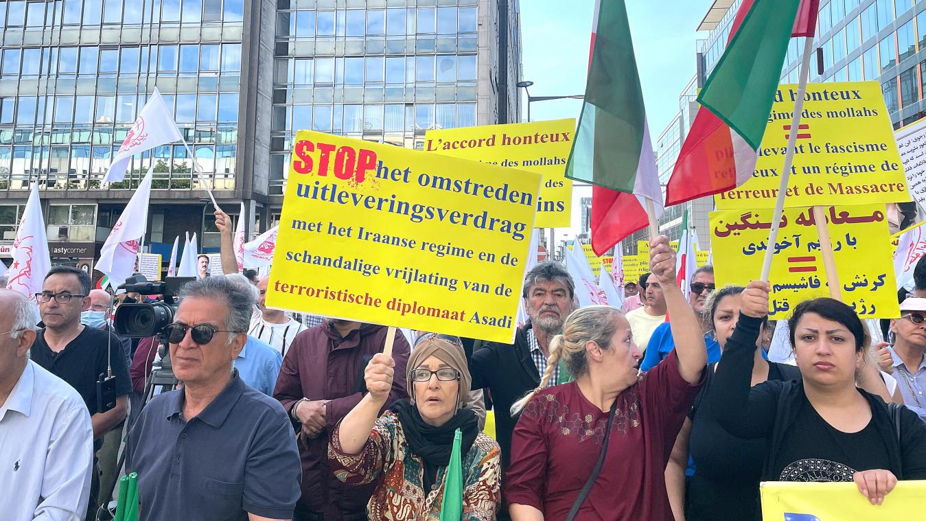 <p>Auch die iranische Opposition kritisiert den Austausch-Deal scharf. An einer Demo in Brüssel nahmen am Dienstag mehrere hundert Menschen teil. „Das ist inakzeptabel. Wenn wir das tun, ermutigen wir das Regime, noch mehr Menschen als Geiseln zu nehmen. Das ist dasselbe wie das Ausrollen eines roten Teppichs für die iranischen Terroristen in Belgien“, heißt es beim Nationalen Widerstandsrat des Iran (NCRI). Die Anwälte der 25 Zivilparteien im Prozess gegen den Terroristen Assadi erwägen rechtliche Schritte gegen das belgisch-iranische Abkommen.</p>