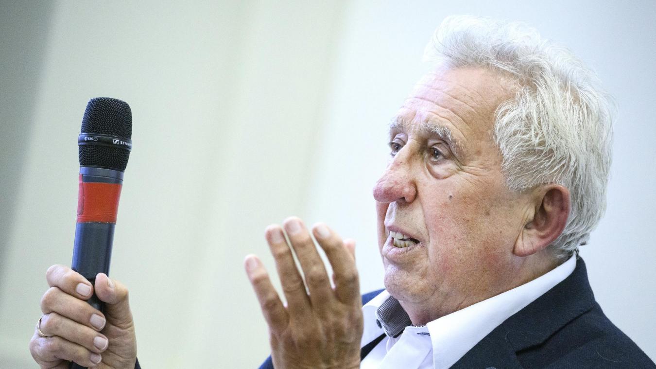 <p>Egon Krenz, der ehemalige DDR-Staatschef, bei der Buchpremiere am Donnerstag. Der langjährige SED-Politiker war als Nachfolger Honeckers bis Anfang Dezember 1989 kurzzeitig Generalsekretär des ZKs der SED, Staatsratsvorsitzender und Vorsitzender des Nationalen Verteidigungsrates der DDR. Im ersten Teil seiner Biografie mit dem Titel „Aufbruch und Aufstieg“ beschäftigt er sich mit der Phase zwischen seiner Geburt 1937 und dem Jahr 1973.</p>