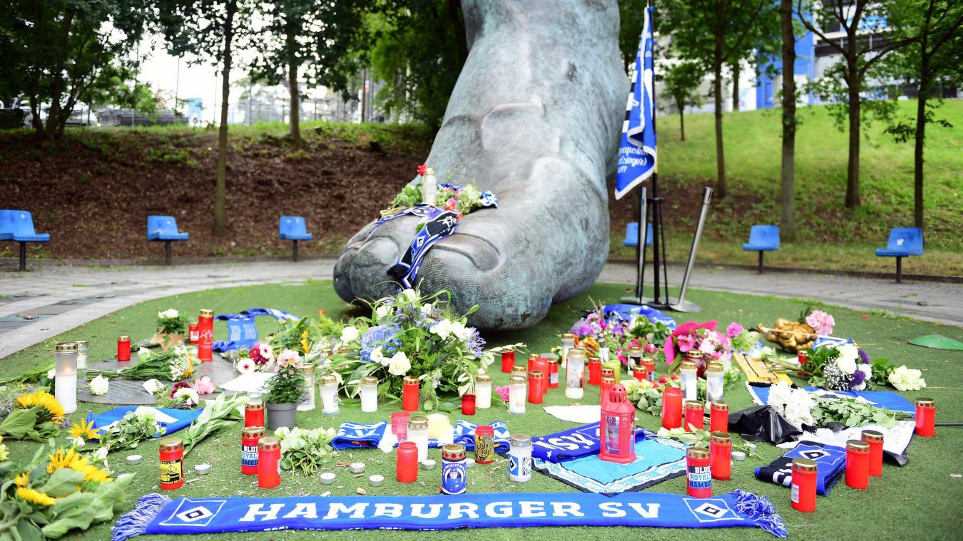 <p>Rund um den überdimensionalen rechten Bronze-Fuß der HSV-Stürmerlegende legten Fans zahlreiche Schals, Kerzen und Blumen zum Gedenken an Seeler.</p>