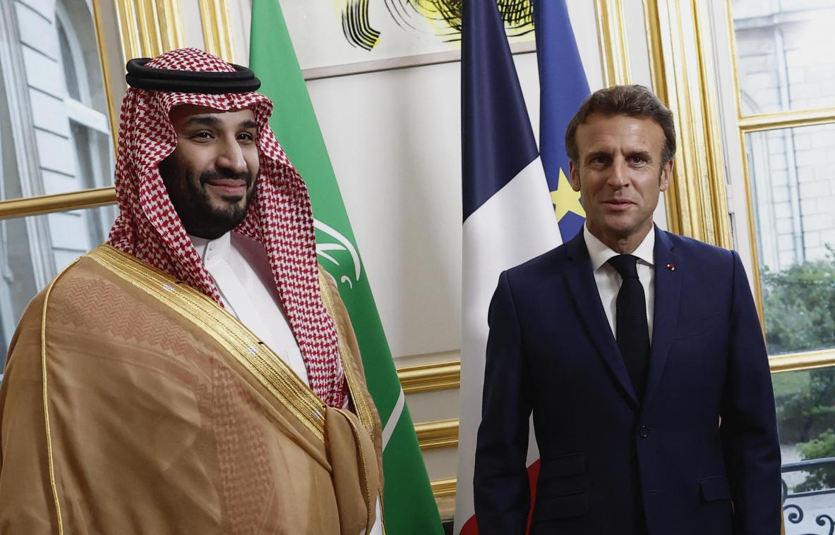 <p>Die (Energie)Not treibt seltene Blüten: Frankreichs Präsident Emmanuel Macron (r.) hat den Journalistenmörder und Kronprinz einer Diktatur, den saudischen Kronprinzen Mohammed bin Salman wieder salonfähig gemacht.</p>