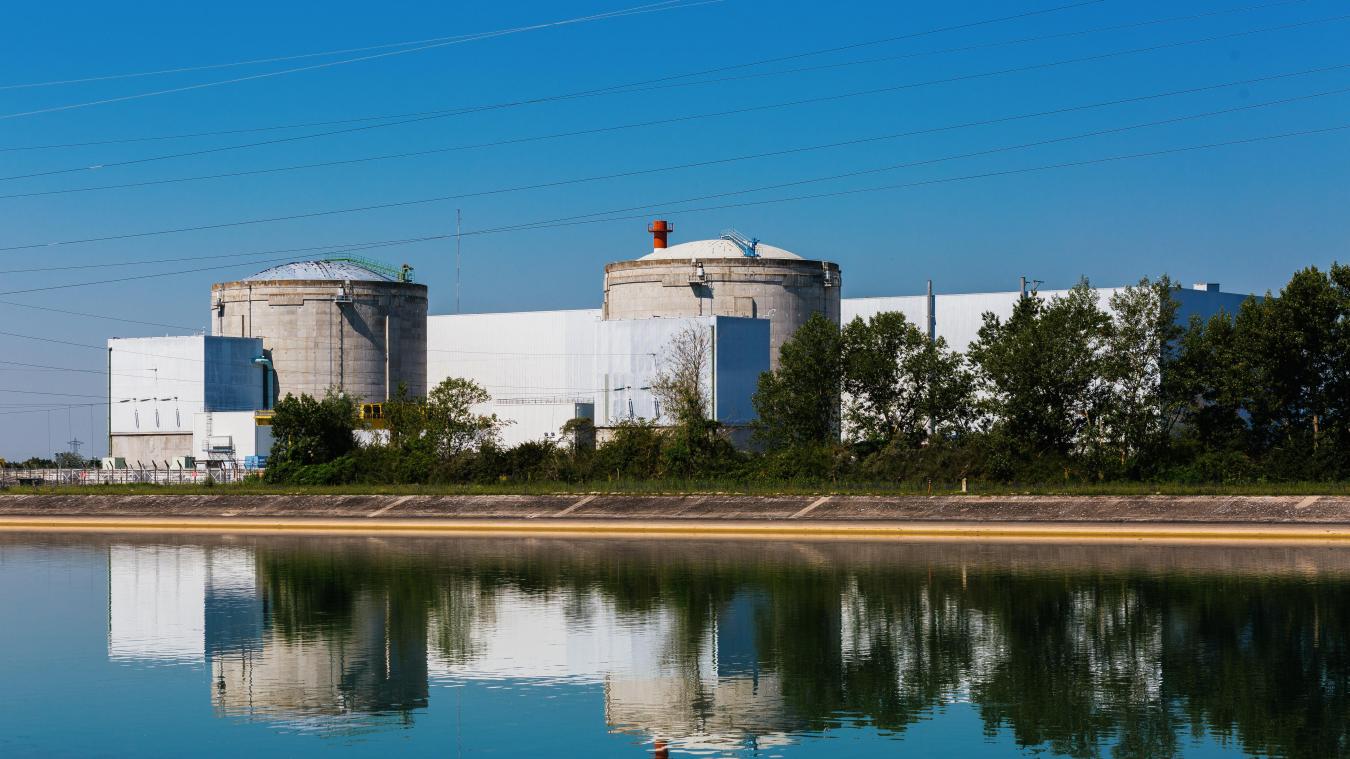<p>Die beiden Reaktorgebäude des Kernkraftwerk (AKW) Fessenheim spiegeln sich in der Wasseroberfläche des Rheinseitenkanals. Das AKW wurde 1978 in Betrieb genommen und war zuletzt das älteste und leistungsschwächste französische Kernkraftwerk. Seit Juni 2020 ist das Atomkraftwerk stillgelegt.</p>
