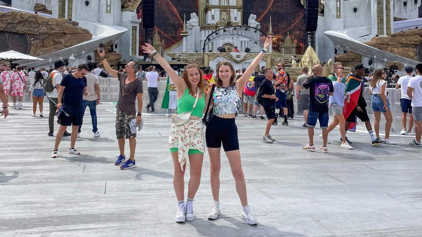 <p>Ein Schnappschuss vor der gigantischen Mainstage: Céline und Estelle Jacobs sind von der diesjährigen Tomorrowland-Ausgabe begeistert.</p>
