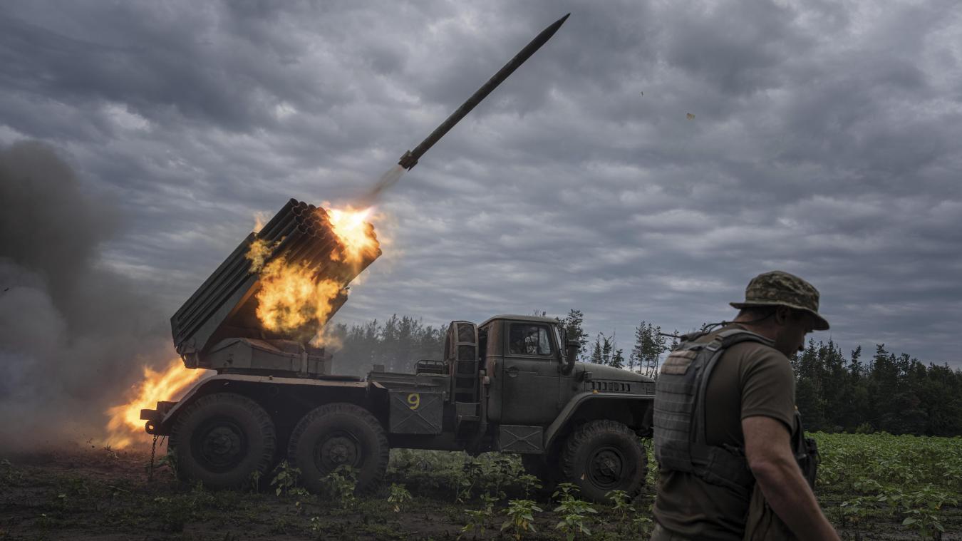 <p>Ein ukrainisches MSLR BM-21 „Grad“, ein Mehrfachraketenwerfersystem, schießt auf russische Stellungen an der Frontlinie in der Region Charkiw.</p>