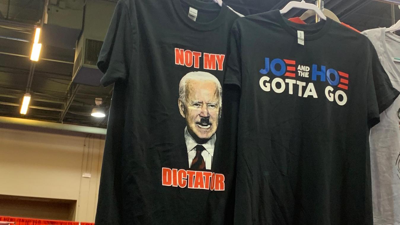 <p>Ein T-Shirt mit dem Gesicht von Joe Biden der einen Hitler-Bart trägt, wird zum Verkauf an einem Stand auf der CPAC-Konferenz angeboten.</p>