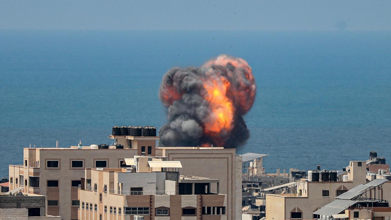 <p>Nach einem israelischen Luftangriff im Gazastreifen steigen Rauch und Flammen aus einem Gebäude auf.</p>
