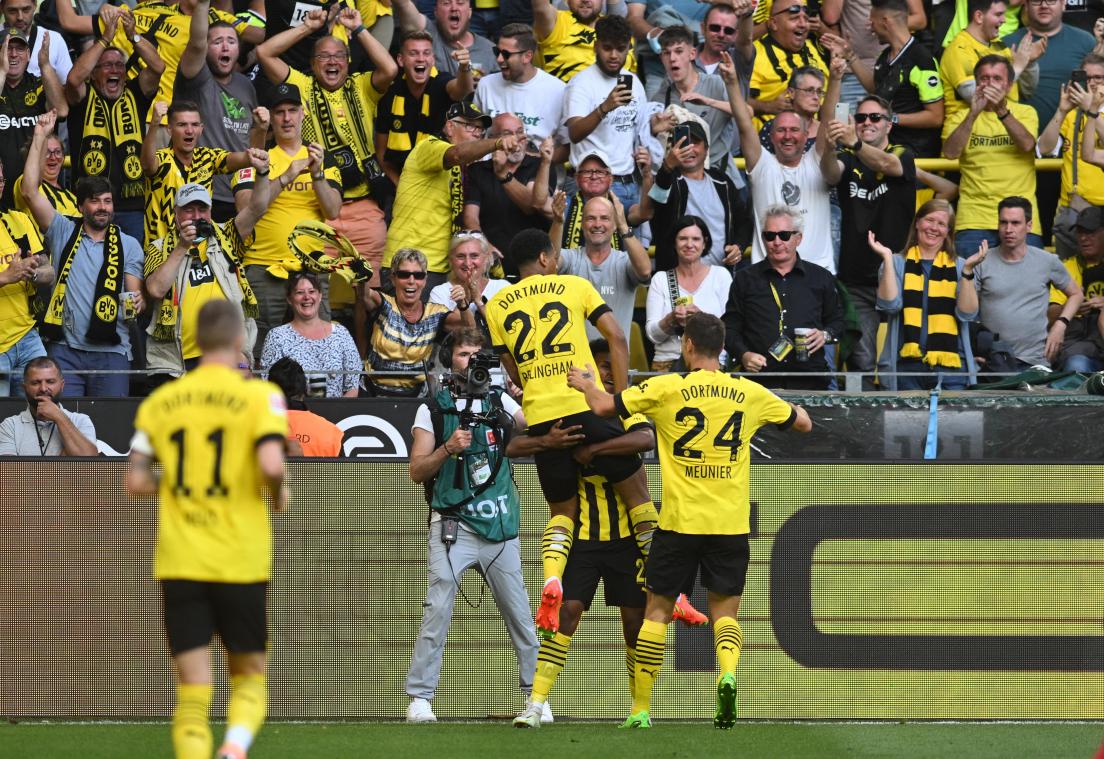 <p>Einen Tag nach der 6:1-Gala von Meister FC Bayern München in Frankfurt ist auch Vize Borussia Dortmund mit einem Sieg in die neue Saison gestartet, hat dabei aber nicht annähernd so viel Glanz verbreitet.</p>
