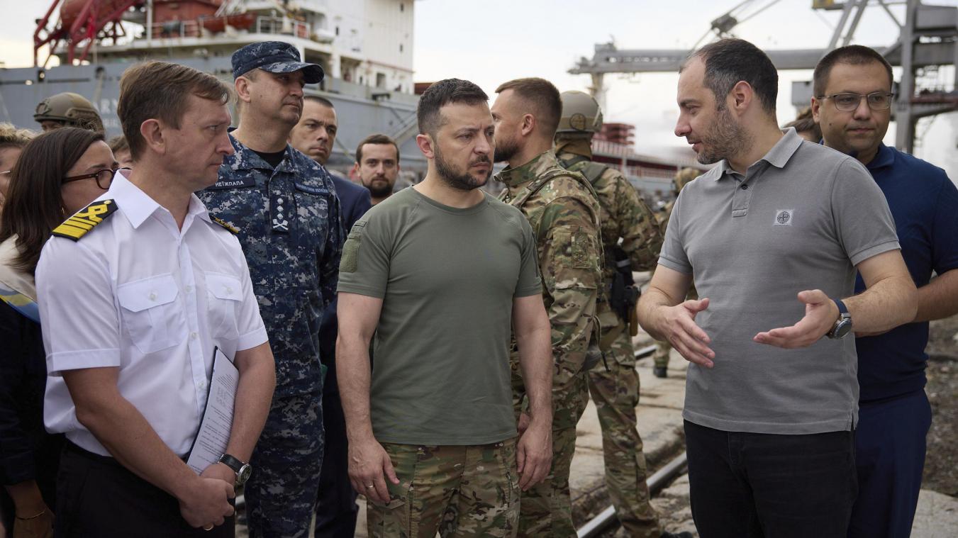 <p>Wolodymyr Selenskyj (Bildmitte) besucht mit Botschaftern verschiedener Länder und UN-Beamten einen Hafen während der Verladung von Getreide auf ein türkisches Schiff.</p>