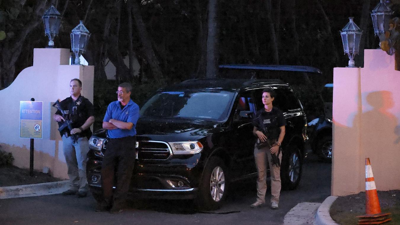 <p>Bewaffnete Secret-Service-Agenten stehen vor einem Eingang zum Mar-a-Lago-Anwesen des ehemaligen Präsidenten Trump.</p>
