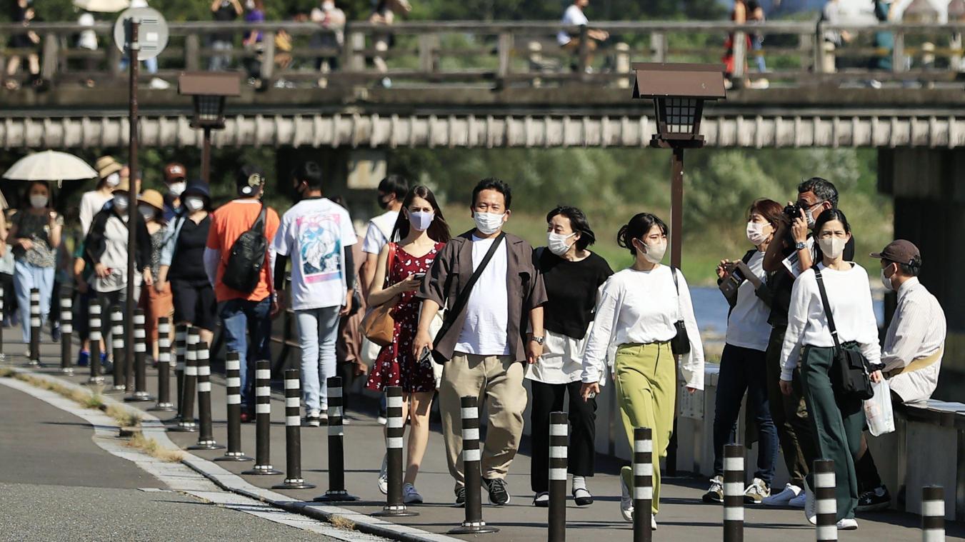 <p>Passanten gehen im Bezirk Arashiyama spazieren, am ersten Wochenende nach der Aufhebung des Corona-Notstands angesichts des Rückgangs der Infektionen.</p>