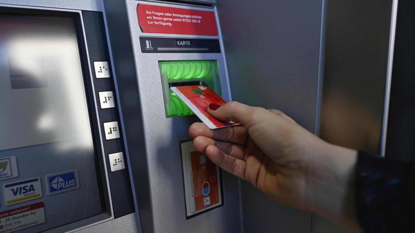 <p>Verbraucherorganisationen fordern, dass Verbraucher weiterhin problemlos Zugang zu Bankautomaten haben.</p>