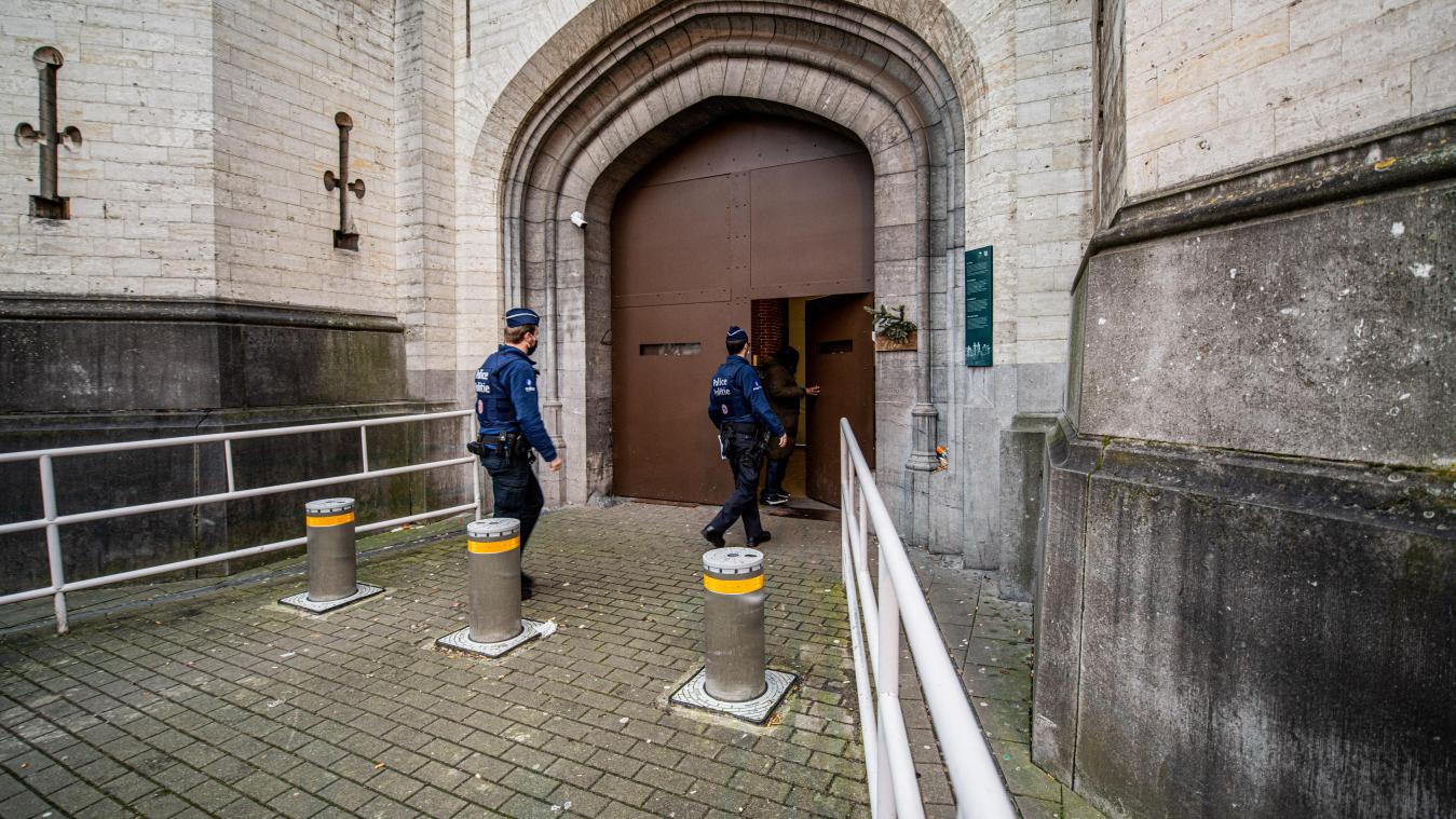 <p>Beamte der Polizei gehen in das Gefängnis in der Brüsseler Gemeinde Saint-Gilles.</p>