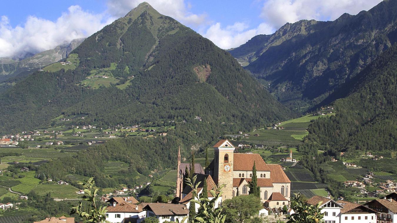 <p>Wunderbare Idylle: Das 3.800-Seelen-Dorf Schenna liegt inmitten von Apfelbäumen und Weinbergen in Südtirol. Dem Touristen werden kaum Gemeinsamkeiten mit Ostbelgien auffallen. Dennoch gibt es einige Parallelen.</p>