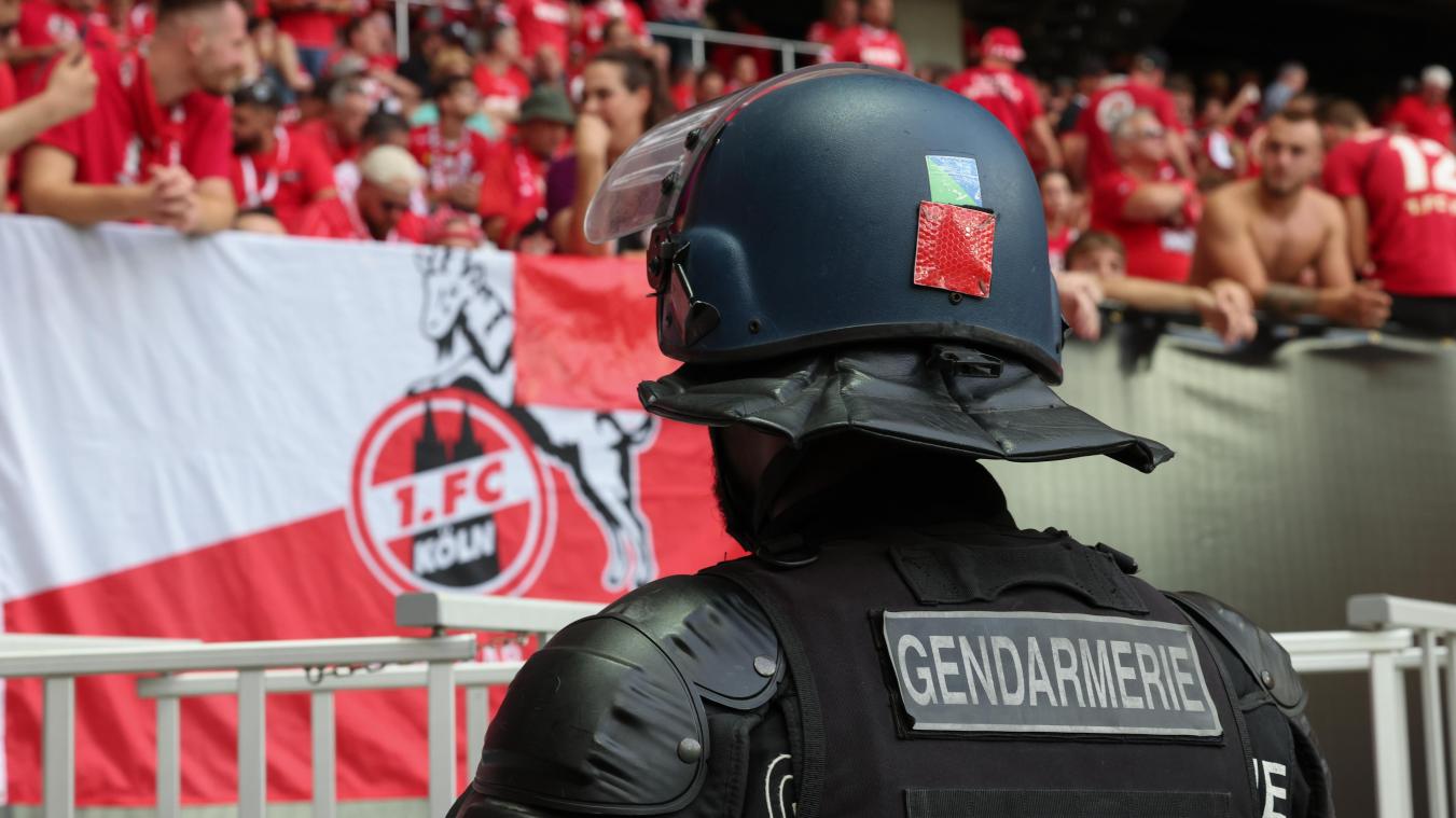 <p>Polizisten haben vor den Kölner Fans Aufstellung genommen, nachdem es Ausschreitungen unter den Fans gab.</p>