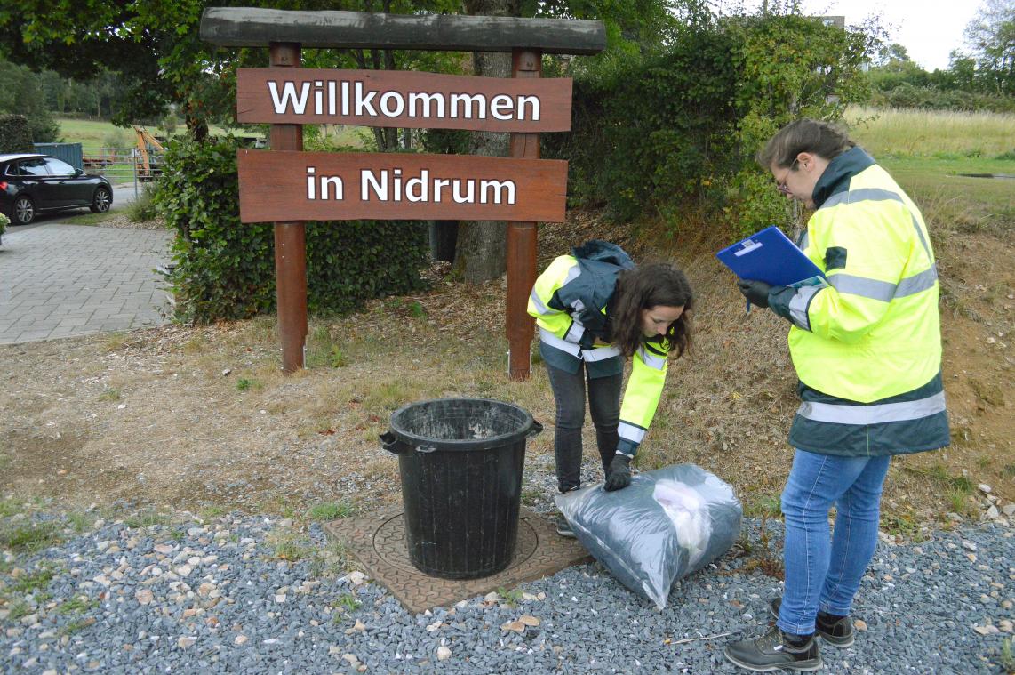 <p>Die Idelux-Umweltberaterinnen haben am Donnerstag nicht nur in Nidrum, sondern in der gesamten Gemeinde Bütgenbach stichprobenhaltig die Restmülltüten überprüft.</p>