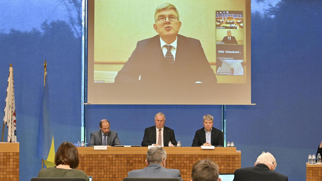 <p>Der Botschafter der Tschechischen Republik in Belgien, Pavel Klucký, präsentierte per Videoschalte die Schwerpunkte der tschechischen EU-Ratspräsidentschaft.</p>