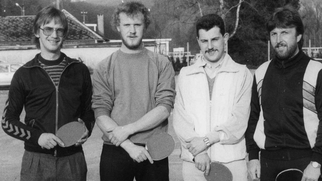 <p>Hanno Lejeune (3. v. l.) nimmt den Schläger wieder in die Hand. Das Foto, das vor Saison 1985-86 entstand zeigt ihn mit Hermann-Joseph Schmidt, Philippe Kuckart und Helmut Schommers.</p>