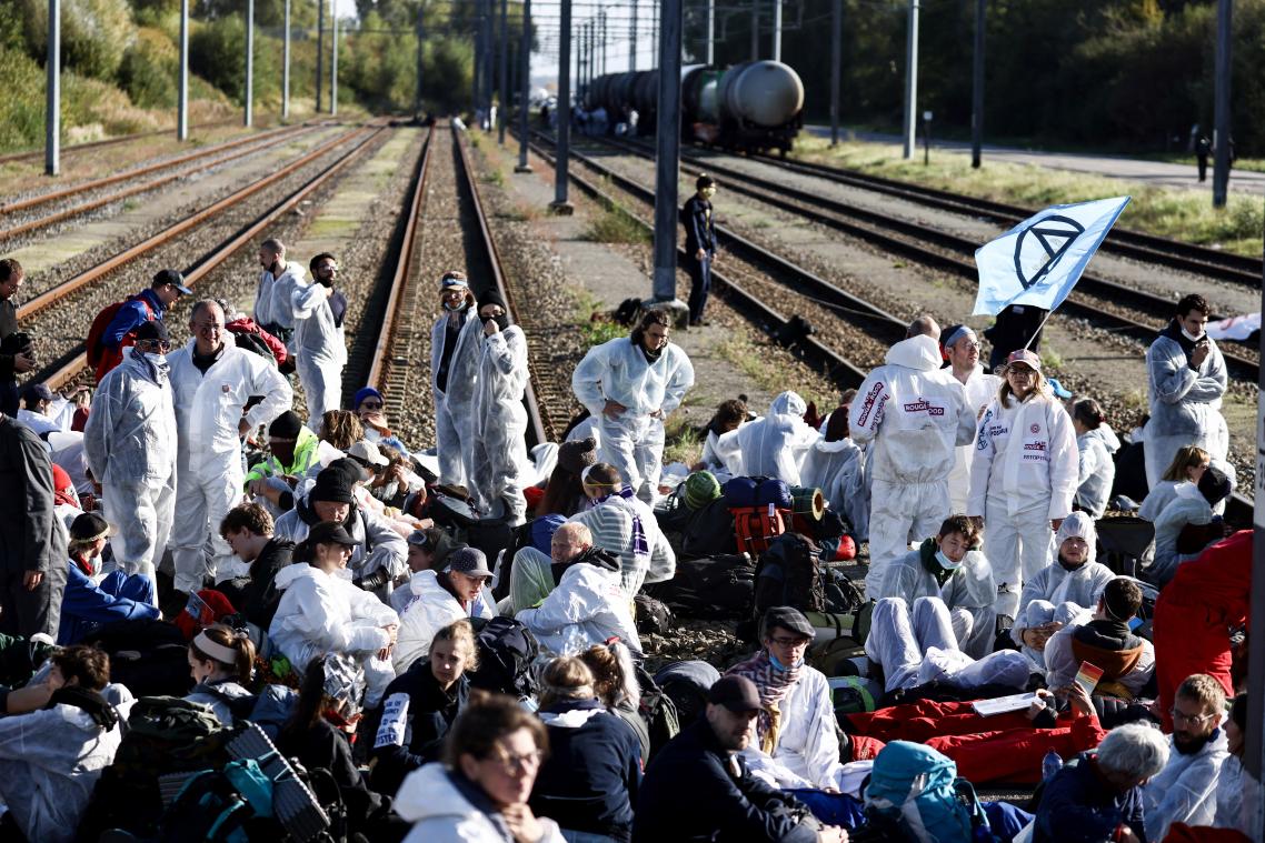 <p>Umweltaktivisten der Initiative „Code Rouge“ blockierten am Samstag den Eingang zur TotalEnergies-Raffinerie in Feluy.</p>