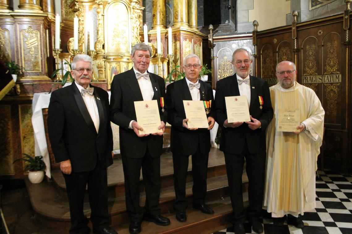 <p>Präsident Richard Rotheudt, Joseph Ortmanns, Peter Hensgens, Heiner Loewenau und Pastor Emil Piront (v. l.) standen im Mittelpunkt des Stiftungsfestes.</p>