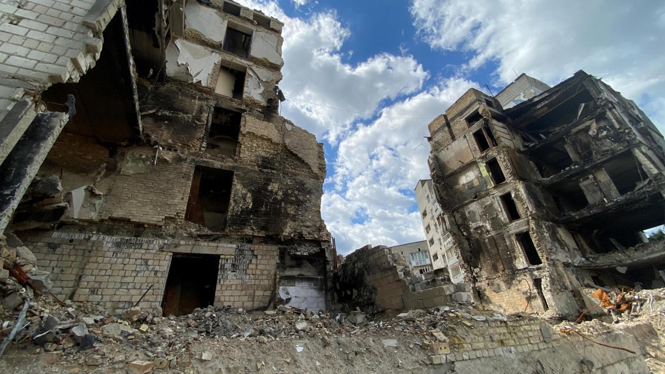 <p>In einem Vorort der Hauptstadt Kiew sind zahlreiche Gebäude zerstört durch die russischen Angriffe.</p>