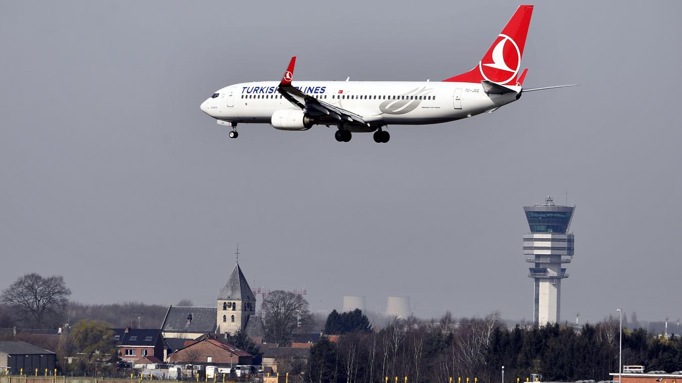 <p>Eine Maschine von Turkish Airlines fliegt über Steenokkerzeel in der Nähe des Landesflughafen in Zaventem.</p>