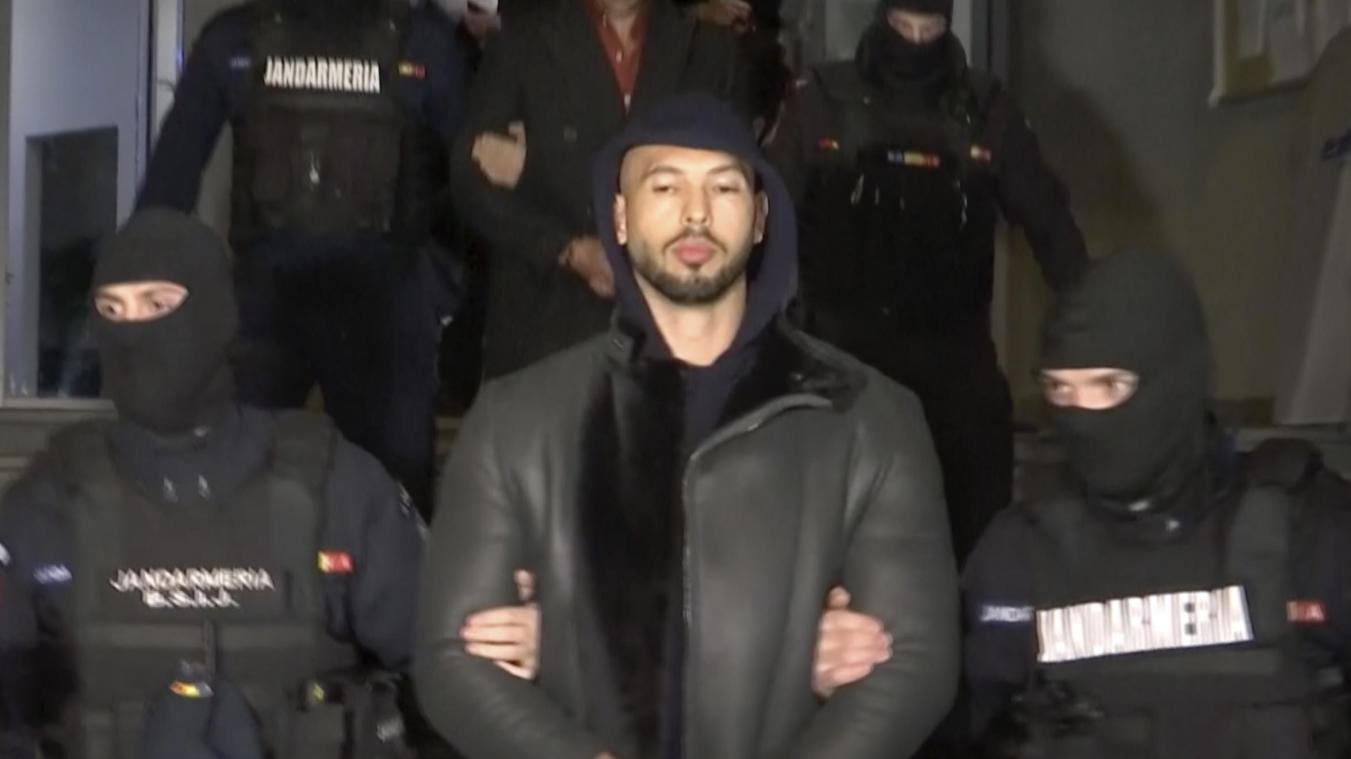 <p>Dieses Videostandbild des Fernsehsenders Observator Antena 1 zeigt Andrew Tate (Mitte) bei seiner Festnahme durch die rumänische Polizei.</p>