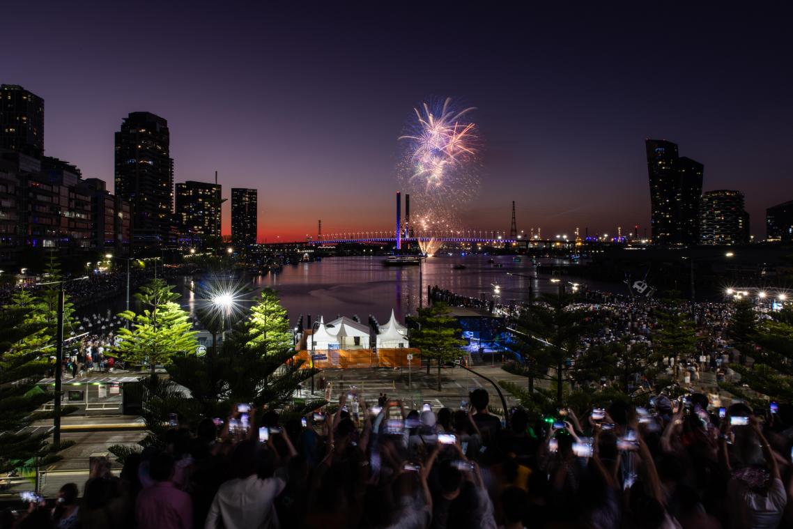 <p>Das Feuerwerk ist während der Feierlichkeiten zum Jahreswechsel an Silvester über der Bolte Bridge in Melbourne zu sehen.</p>