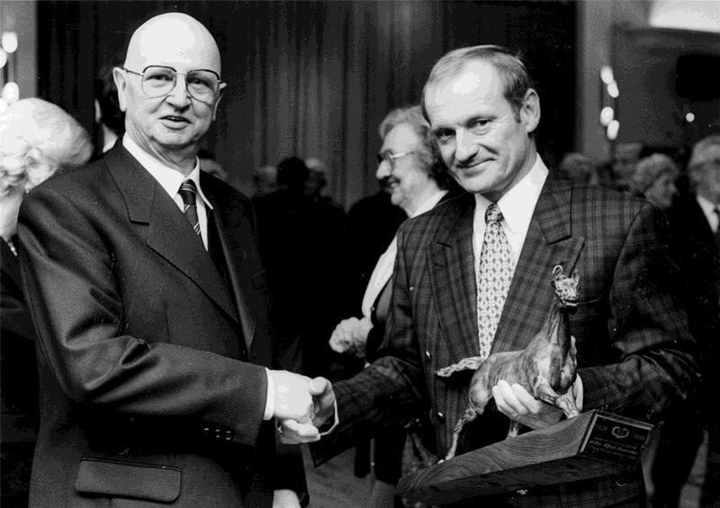 <p>Reiterfreunde unter sich: 1993 erhielt Alfred Bourseaux (l.) aus den Händen von St.Georg-Vereinspräsident Helmut Theves (r.) eine bronzene Pferdestatue zum 65. Geburtstag.</p>