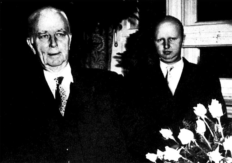 <p>Im November 1956 ehrte die Kabelwerk-Belegschaft ihren Generaldirektor Carl Bourseaux (links) anlässlich seines 75.Geburtstags – neben ihm erkennt man Sohn Alfred.</p>