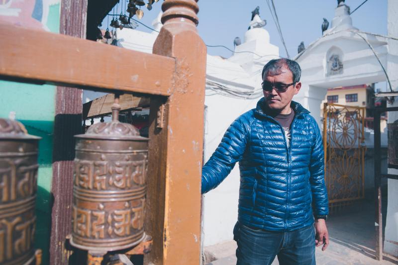 <p>Lhakpa Gelu dreht Gebetsmühlen am buddhistischen Kloster.</p>