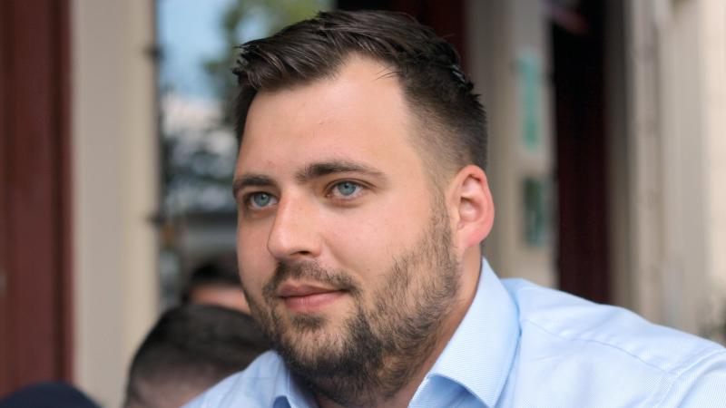 <p>Jakob Baran, Obmann der Vereinigung der Shisha-Bar-Betreiber Österreichs, sitzt in einer Shisha-Bar.</p>