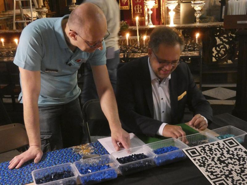 <p>Antwerpens diensttuender Bürgermeister Koen Kennis (N-VA, r.) unterstützte den Künstler und fügte ebenfalls einige Legosteinchen zusammen.</p>