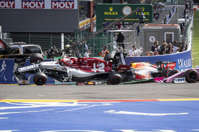 <p>Gleich beim Start kollidierten Verstappen und Räikkönnen.</p>